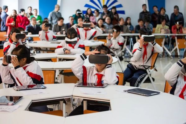 VR技术在现代课堂中的应用及其影响 第1张 VR技术在现代课堂中的应用及其影响 第1张